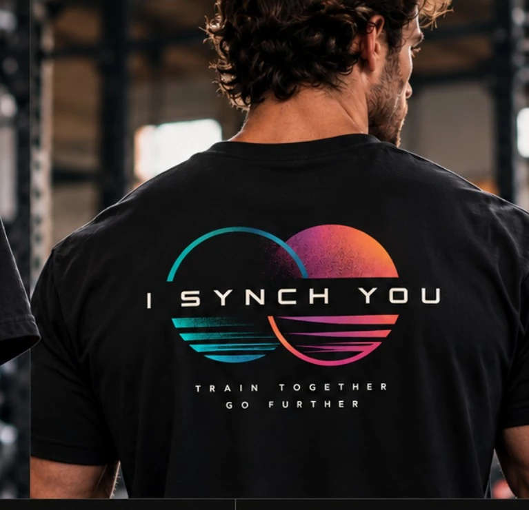Detalle del gran logotipo SUN & MOON en la espalda de la camiseta BLACK